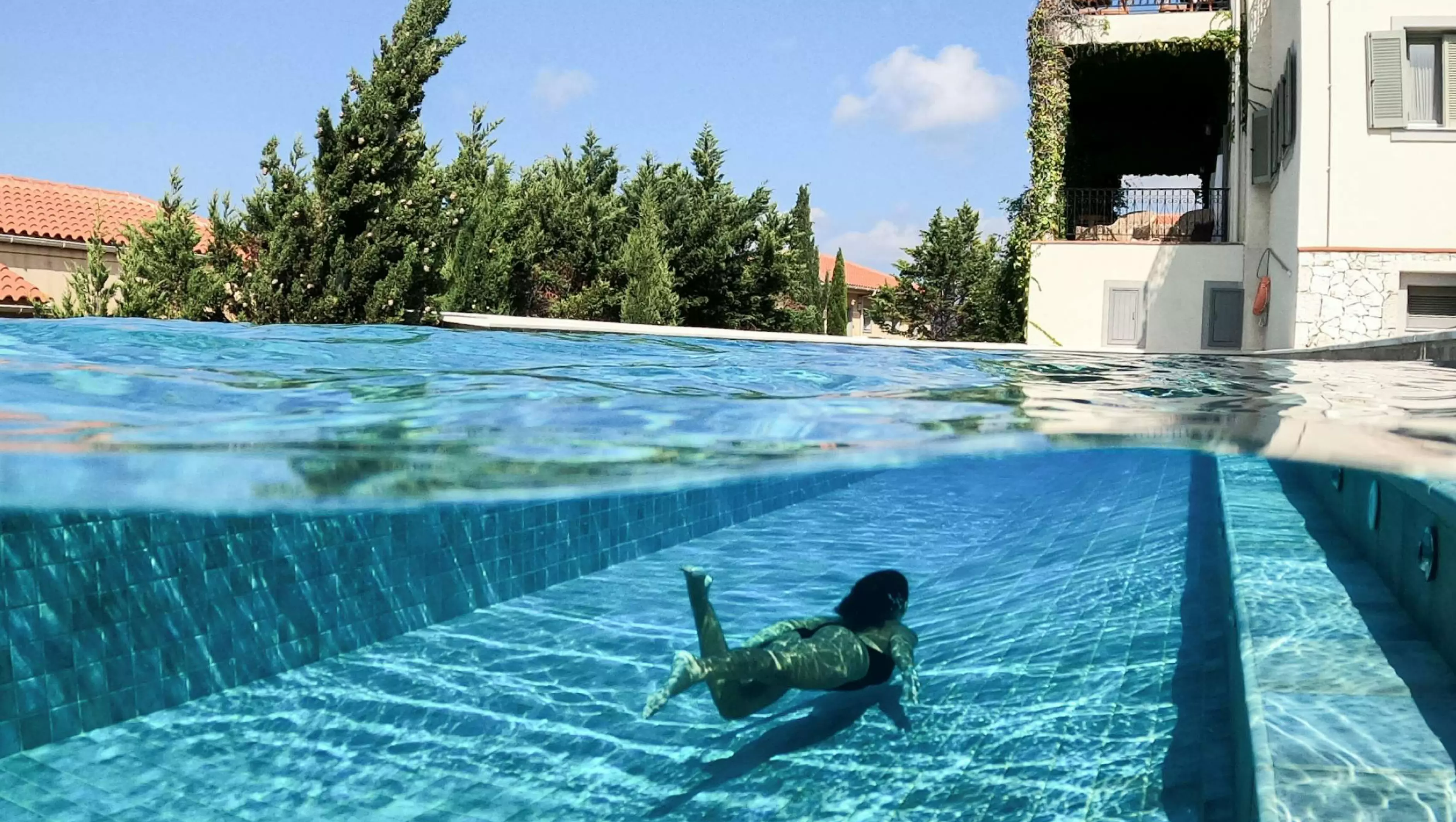 Mujer nadando en la alberca del desarrollo