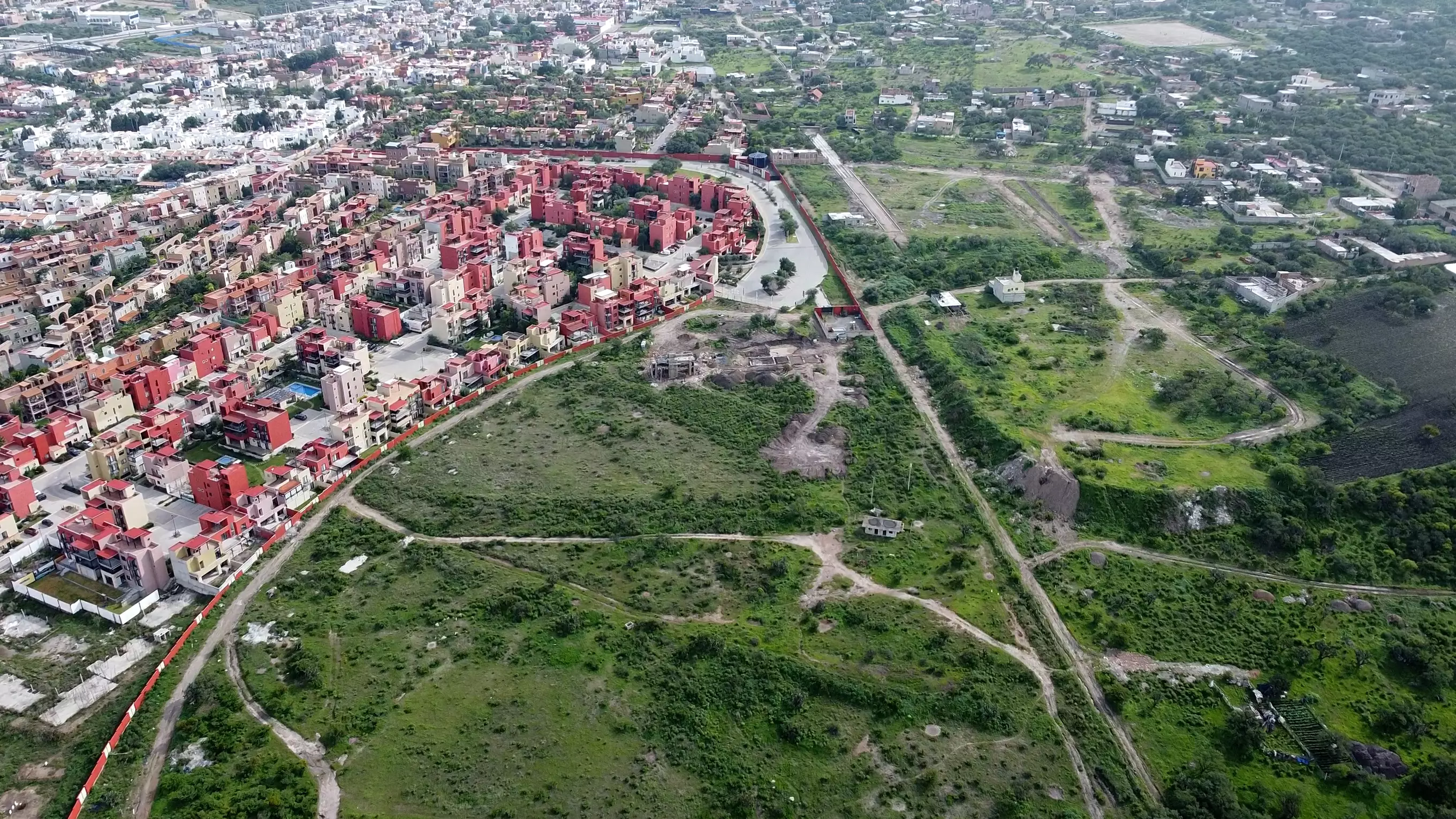 Vista aérea de los terrenos y el desarrollo